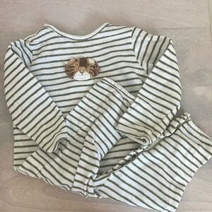 Albetta romper with hand-crocheted lion applique